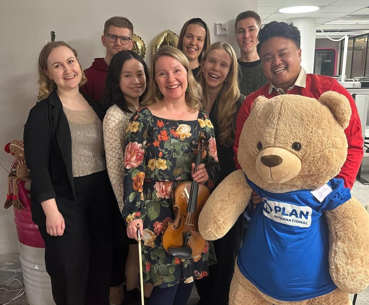 Planin Lapsen oikeuksien lähettiläitä. Oikealla koordinaattori Jenni Päkkilä, keskellä globaalikoulun ohjelmapäällikkö Minna Mannert, joka soitti juhlassa viulua.